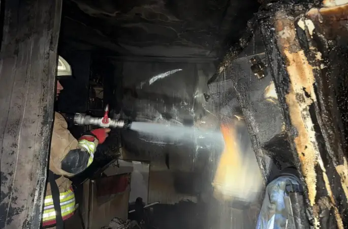 Alevlere teslim olan konteyner yanarak kullanılamaz hale geldi
