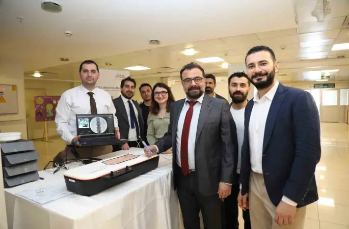 Algoloji uzmanları İzmir’de buluştu; ağrı pili uygulamasını akıllı gözlükle anlık olarak izledi
