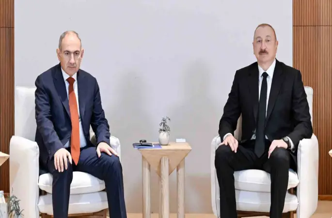 Aliyev ile Paşinyan, BAE’de ikili ilişkileri görüştü
