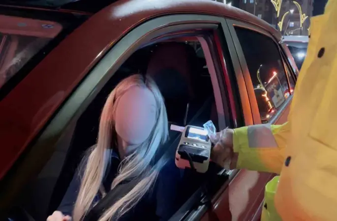 Alkollü kadın sürücünün ehliyetine el konuldu
