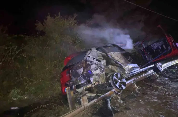 Alkollü sürücü bariyerlere çarptı, araç alev aldı
