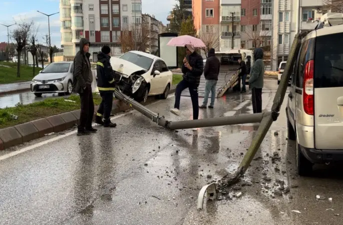Alkollü sürücünün çarptığı direk başka bir aracın üzerine devrildi
