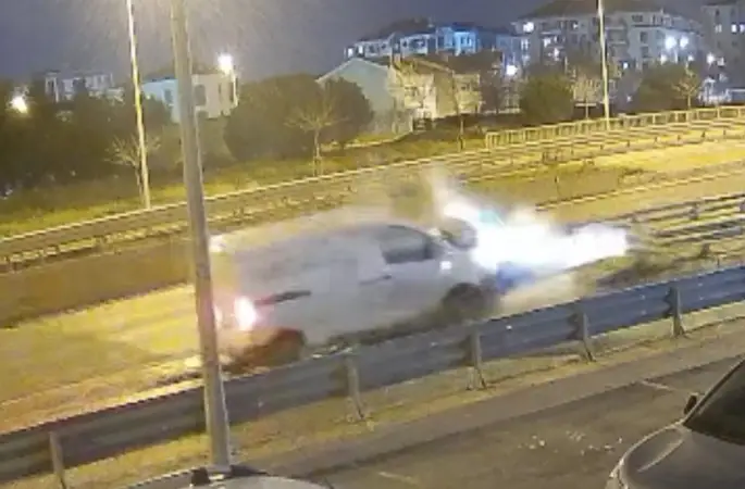 Alkollü sürücünün kullandığı araç bariyere ok gibi saplandı... O anlar kamerada
