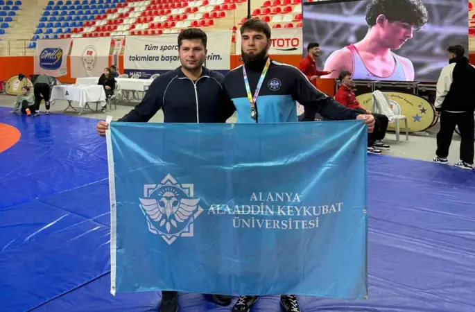 ALKÜ’lü öğrenci güreş şampiyonasından madalyayla döndü
