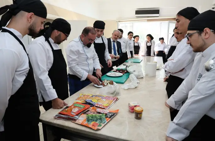 ALKÜ’lü öğrenciler Uzak Doğu mutfağını uzmanından öğreniyor
