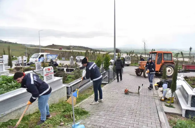 Altıeylül’de bayram öncesi mezarlıklarda yoğun mesai
