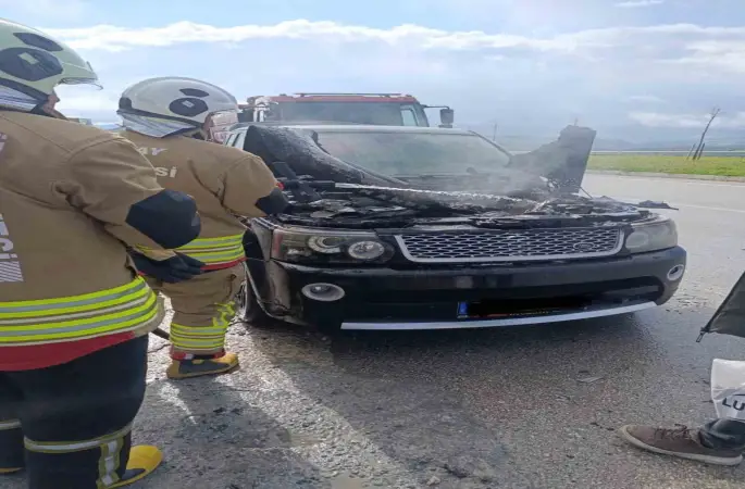 Altınözü’de  cipin motoru alevlere teslim oldu
