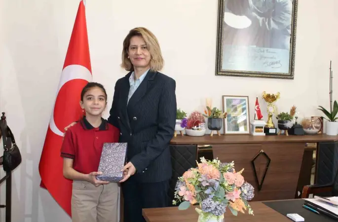 Altıntaş’ta çevreye duyarlı minik öğrenci ödüllendirildi
