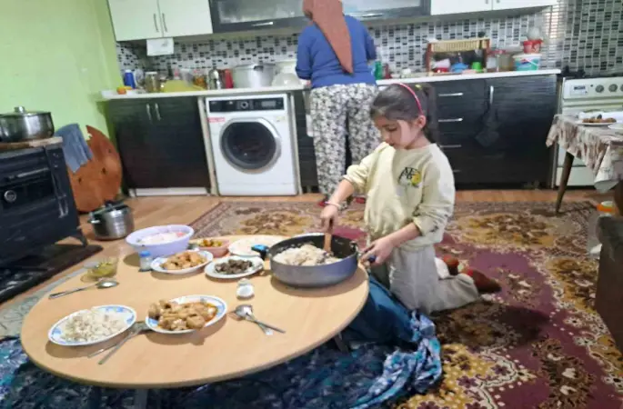 Altıntaş’ta öğrenciler evlerinde aileleriyle birlikte iftar sofrası kurdu
