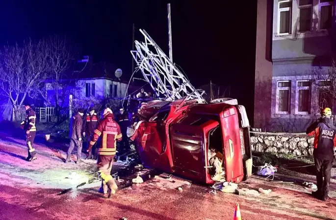 Amasya’da kamyonet çarptığı elektrik direğini ikiye ayırdı: 1 yaralı
