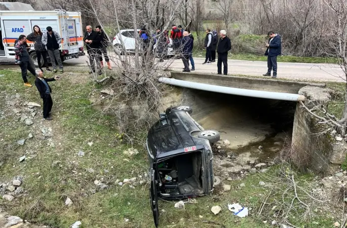 Amasya’da kamyonet menfeze devrildi: 3 yaralı
