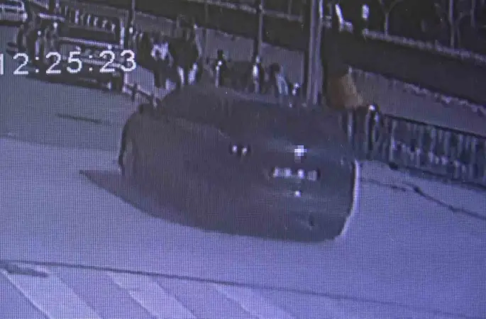 Amasya’da otomobilin çarptığı motosikletli havada takla attı
