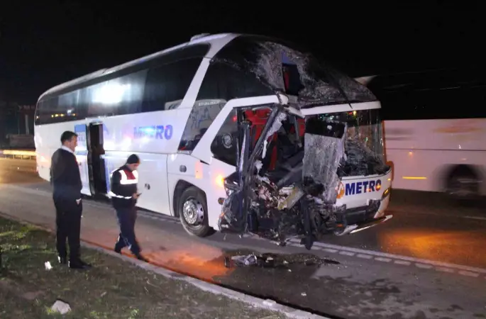 Amasya’da yolcu otobüsü ile tırın çarpıştığı kazada 11 yaralı
