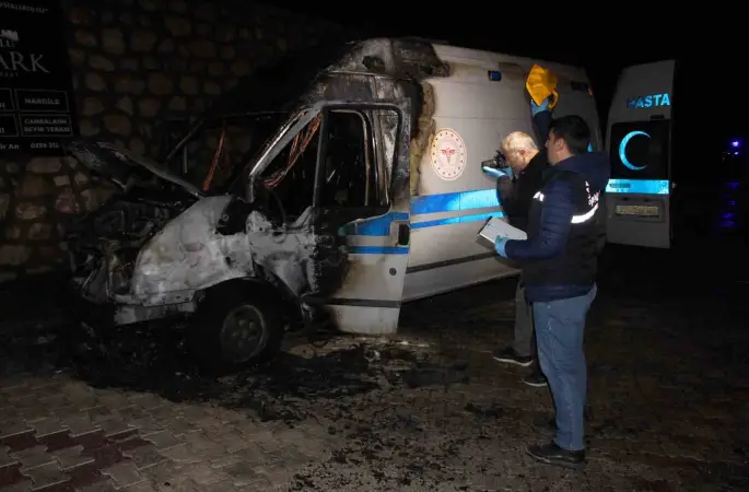 Ambulans alev aldı: Kahraman şoför, hasta ve yakınlarını kurtardı, oksijen tüplerinin patlamasını önledi
