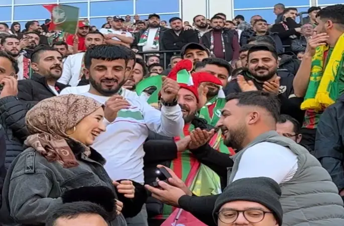 Amed Sportif Faaliyetler maçı öncesi tribünde sürpriz teklif
