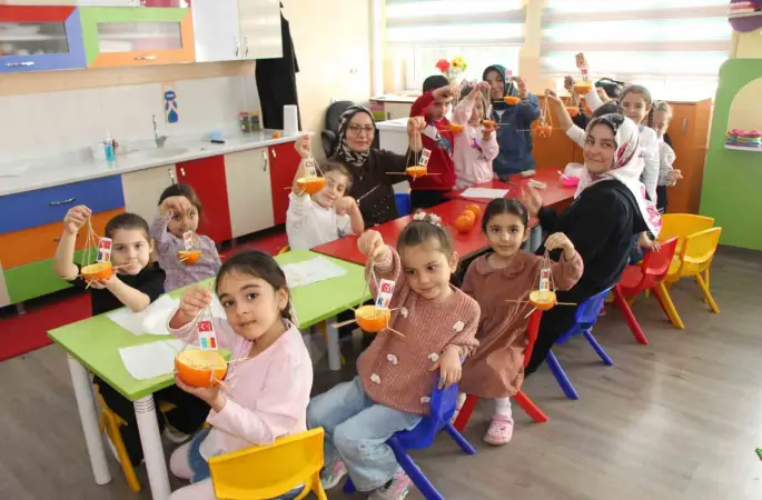 Ana sınıfında portakallar kuşlar için yemlik ve yuvaya dönüştü
