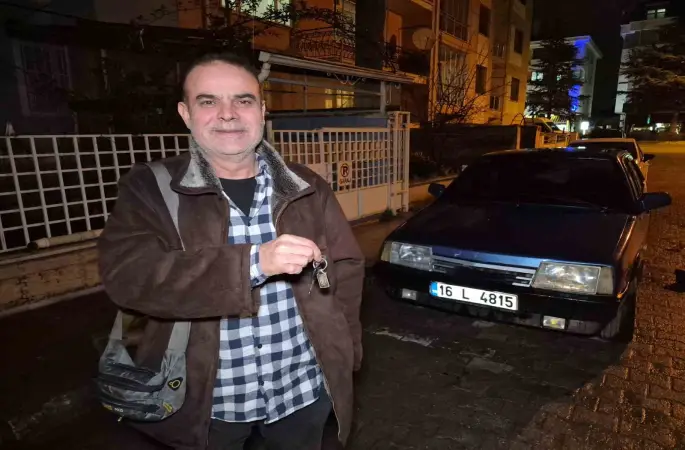 Anahtarı kontakta unutulan ve kendiliğinden kilitlenen otomobilin kapısını çilingir açtı
