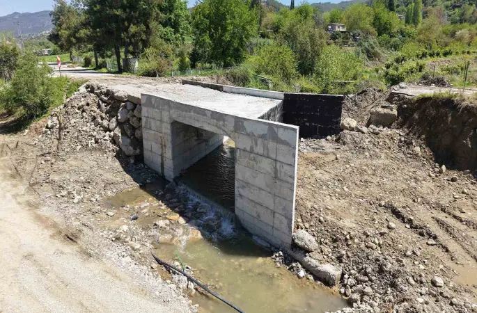 Andırın’da 5 mahalleye ulaşım sağlayan köprü menfezde sona gelindi
