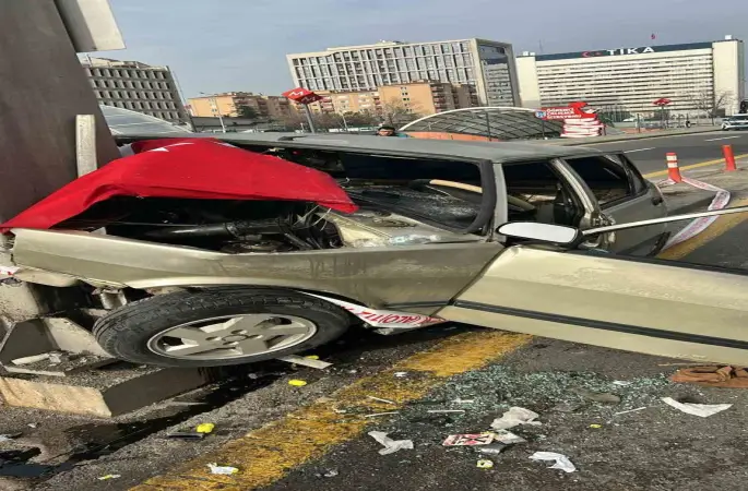 Ankara’da otomobil bariyerlere çarptı: Sürücü araç içerisinde sıkıştı
