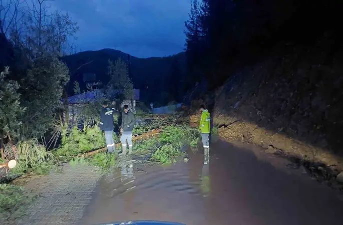 Antalya Gündoğmuş’ta dereler taştı, piknik alanları su altında kaldı
