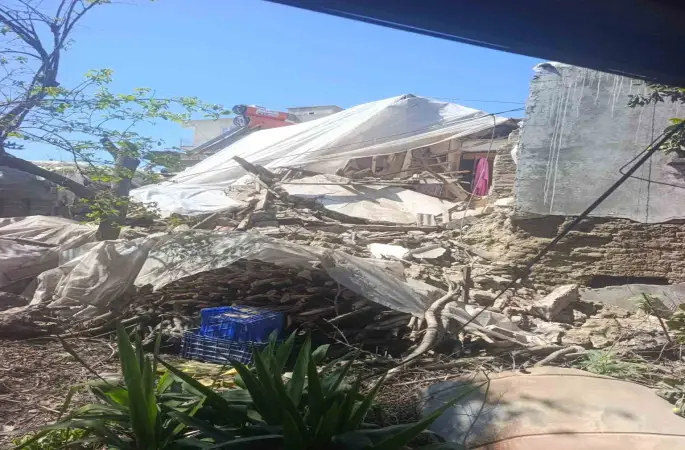 Antalya’da 2 katlı kerpiç ev çöktü
