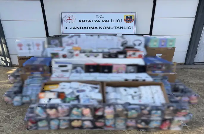 Antalya’da 3,5 milyon liralık kaçak elektronik eşya ve oyuncak ele geçirildi
