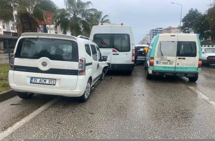 Antalya’da 4 araçlı zincirleme kaza: Araçta sıkışan yolcu itfaiye ekiplerince çıkartıldı
