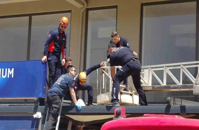 Antalya’da 4. kattan tente üzerine düşen genç adam için seferber oldular
