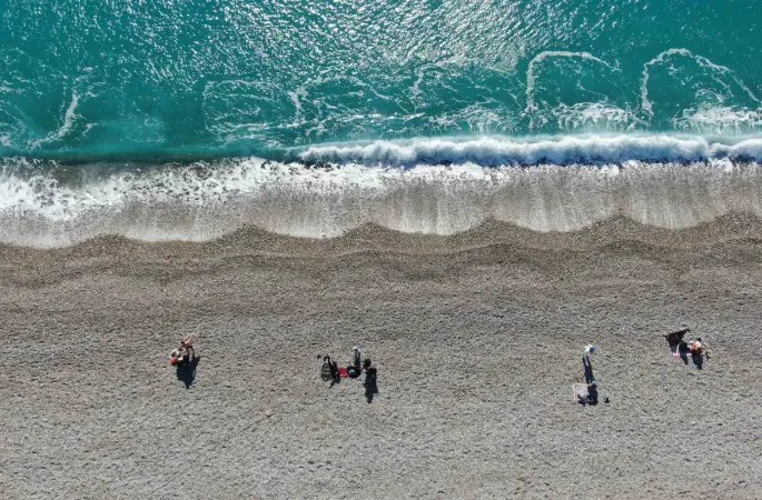 Antalya’da bir gün arayla iki mevsim: Dün sağanak ve fırtına, bugün deniz keyfi
