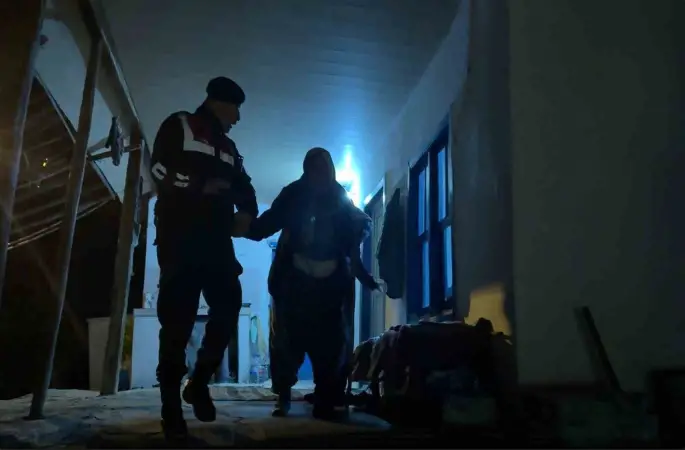 Antalya’da evleri tehdit eden orman yangını kontrol altına alındı
