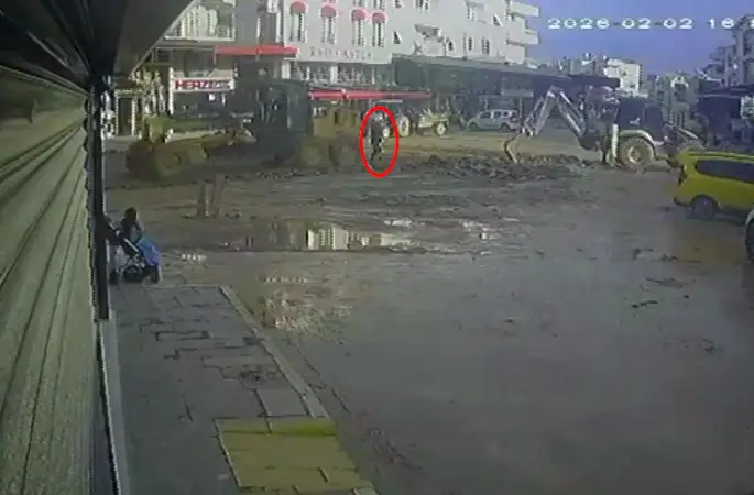 Antalya’da iş makinesinin belediye çalışanına çarpma anı kamerada
