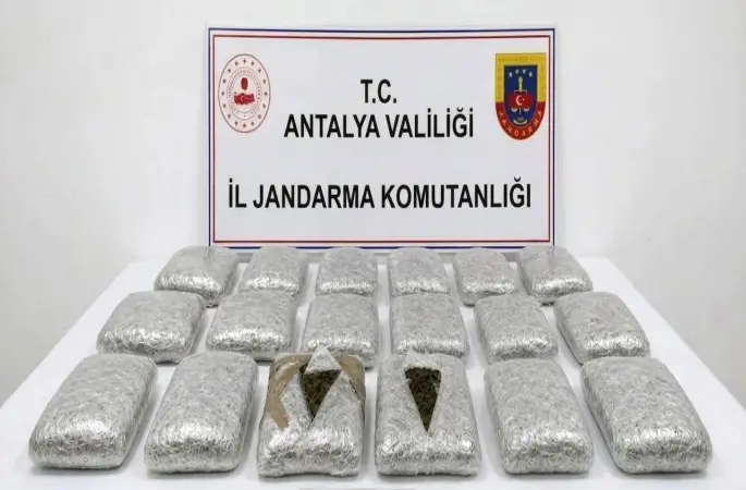 Antalya’da jandarmadan uyuşturucu operasyonu: 30 kilogram skunk maddesi ele geçirildi
