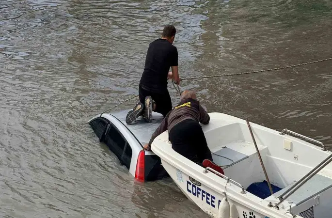 Antalya’da kontrolden çıkan otomobil ırmağa uçtu
