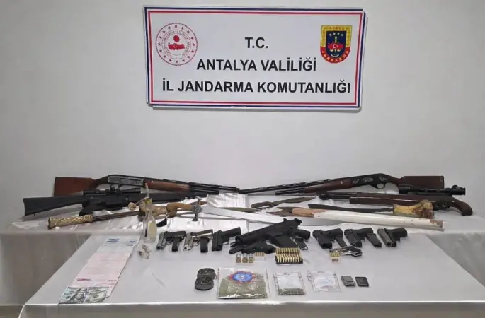 Antalya’da operasyon yapılan evde çok sayıda silah ele geçirildi
