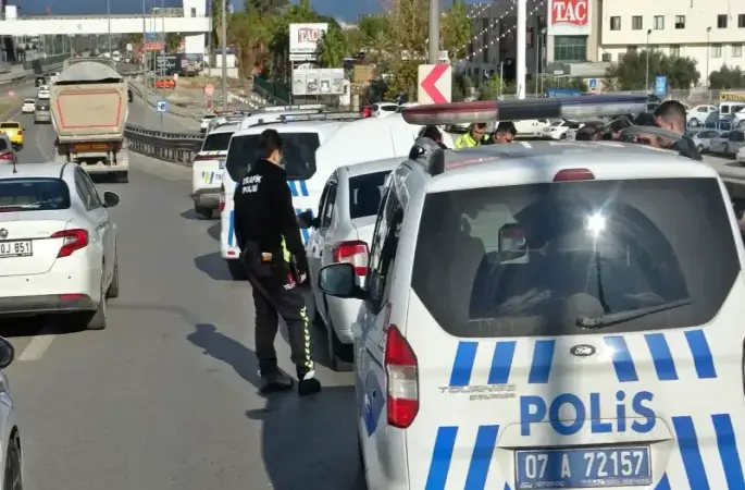 Antalya’da polisin durdurduğu sürücü: Ehliyetsiziz diye araba mı kullanmayalım