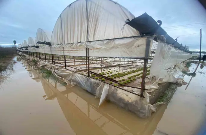 Antalya’da sağanak yağmur Aksu’da su baskınlarına sebep oldu
