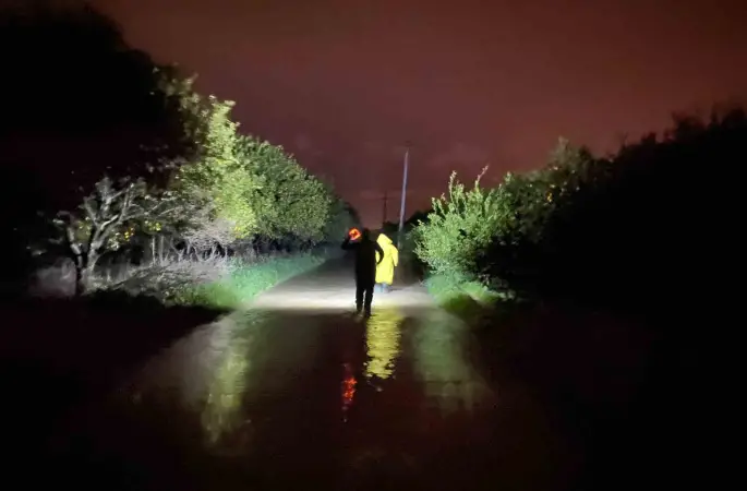 Antalya’da sel sularının bastığı barınakta mahsur kalan 27 köpek botlarla kurtarıldı
