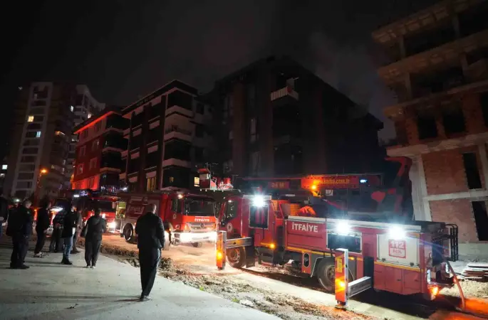 Apartman dairesi alevlere teslim oldu, bina sakinleri kendini dışarı attı
