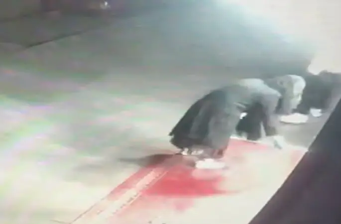 Apartmanda büyü paniği: Karanlıkta gelip idrar ve toz döktüler
