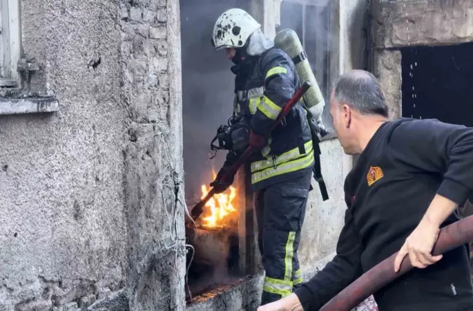 Apartmanın kömürlüğündeki yangın paniğe neden oldu

