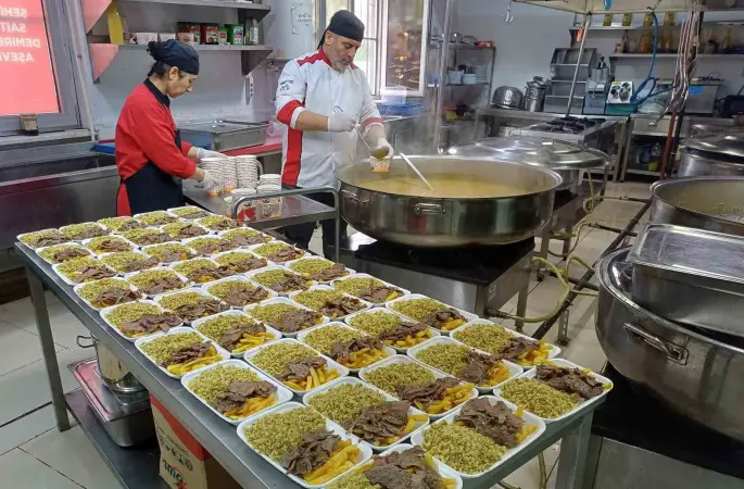 Araban’da 6 Şubat depremlerinde hayatını kaybedenler için 450 aileye et döner dağıtıldı
