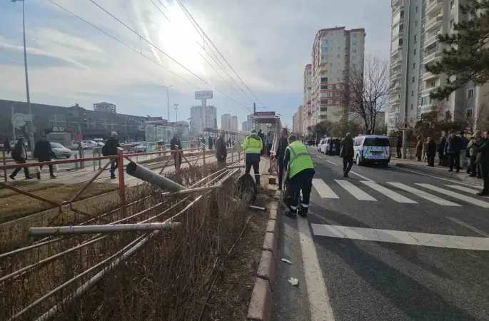 Araç refüjde bekleyen yayaların arasına daldı: 3 yaralı
