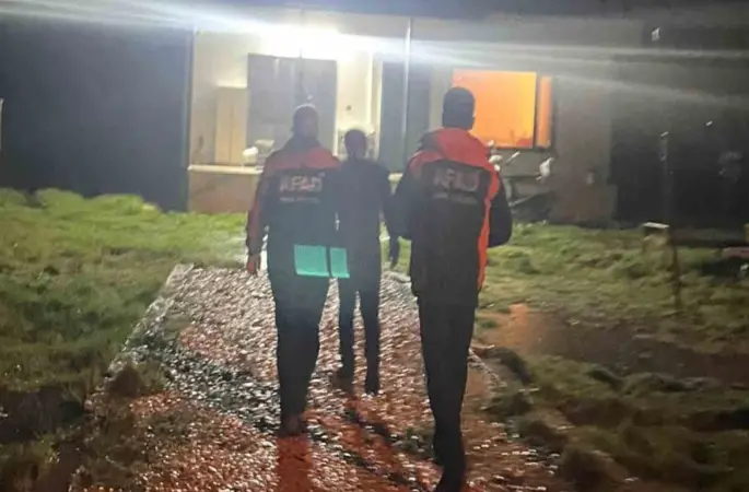 Aracı akıntıya kapılan vatandaş son anda kurtuldu
