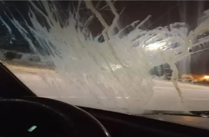 Araçlara ve binalara yumurta frlatan çocuklar vatandaşı rahatsız ediyor
