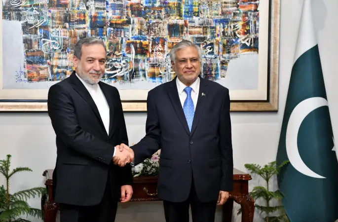 Arakçi, Pakistanlı mevkidaşı Dar ve Pakistan Genelkurmay Başkanı Munir ile görüştü
