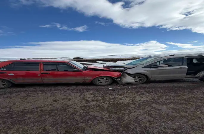 Ardahan’da iki otomobil kafa kafaya çarpıştı: 2 yaralı
