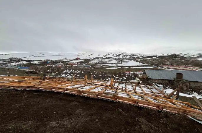 Ardahan’da şiddetli rüzgar çatıları uçurdu
