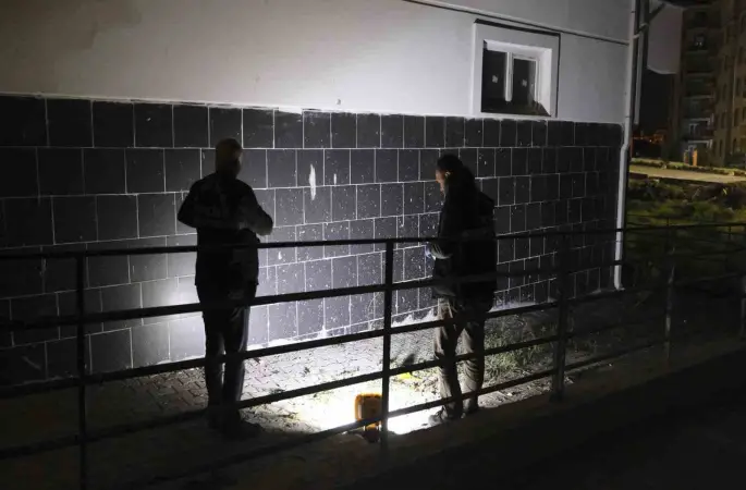 Arkadaşının evinde pencereden düşen üniversiteli kız ağır yaralandı
