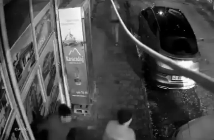 Arkadaşlarıyla şakalaşırken çarptığı camın kırılması ile iş yerinin içine düştü
