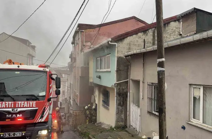 Arnavutköy’de 2 katlı evde korkutan yangın: 2 kişi dumandan etkilendi
